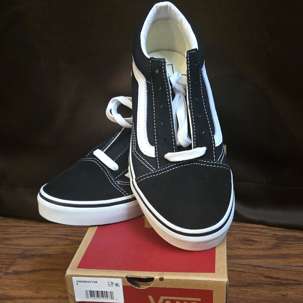 VANS Black and White Unisex Skate-Style Sneakers